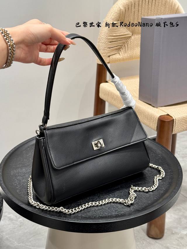 p180礼盒包装 巴黎世家 Balenciaga Share 新款Rodeonano腋下包 又是一款梦中情包 超柔软的小牛皮 手感极好 可斜挎可腋下！ 真是让人