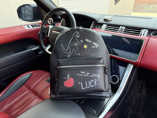 p250 高端货 新款 “ Coach ”蔻驰双肩包 Coach蔻驰双肩包 Charter 30 素描印花 抛光鹅卵石纹皮革 双肩包 大号 男款 黑色 内设电脑