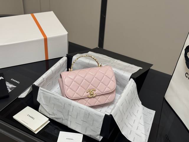 ￥210 配折叠盒飞机盒 size：18.13Cm 香奈儿 值得入手的 可可爱爱的口盖包 chanel又又又复刻了 新款31Bag出了新款 这谁顶得住 小香真爱