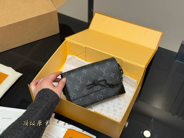 ￥230 配折叠盒飞机盒 size：18*13Cm lvsteamer Trunk 最新颜色！ 性价比真的很高 送男朋友的小姐姐们可以安排了 搜索：Lv Tru