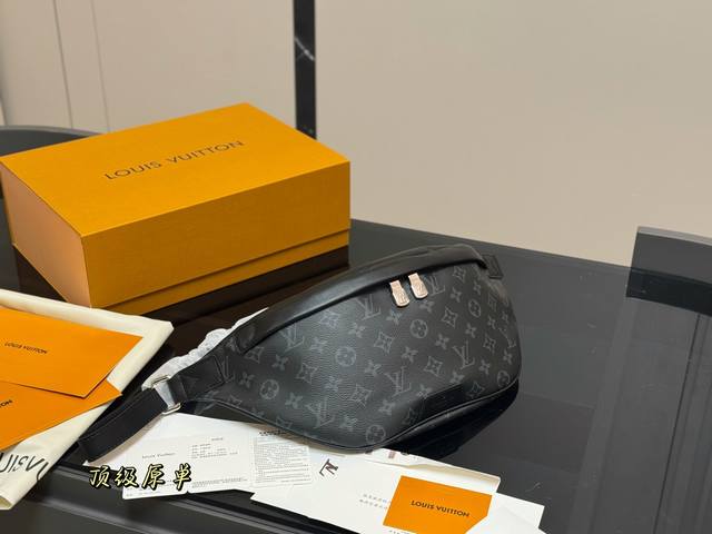 ￥210 配折叠盒飞机盒 lv 家 腰包/胸包 亦可单肩背挎或斜挎， 棉质帆布内衬 原单五金+原版皮料！ 尺寸：上宽45Cm*底宽20Cm*高20Cm 搜索Lv