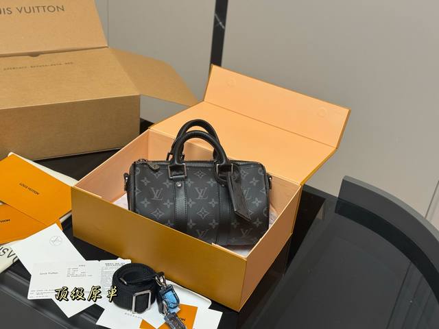 ￥230 折叠盒飞机盒 尺寸：25*14Cm lv Keepall 枕头包 真的是小可爱！ 贼适合的Keepall25！ 男盆友的战包 搜索 Lv Keepal