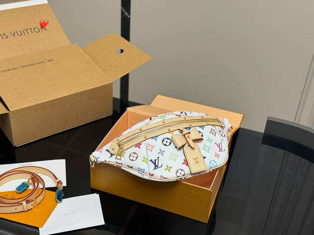 ￥200 配折叠盒飞机盒 lv腰包重出江湖 好看到飞起的腰包/胸包 棉质帆布内衬 原单五金+原版皮料！ 尺寸：上宽38*18 搜索Lv 腰包