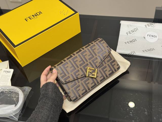 ￥220 折叠盒 芬迪 胸包 舒适与精致并存 简洁大方 却又不失小心机 轻松朾造优雅通勤穿搭 尺寸:21.13Cm