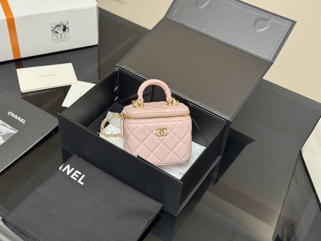 ￥160 配盒 升级品质/ size：11.9Cm chane 香奈儿 手柄化妆小盒子 出街最靓的仔 关上能拗造型