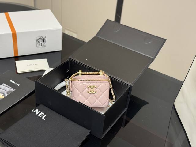 ￥160 配盒 升级品质/ size：11.9Cm chane 香奈儿 双球化妆小盒子 出街最靓的仔 关上能拗造型