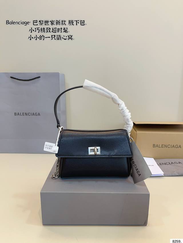 p200 配礼盒. 巴黎世家新款包包 原来这么好看！ crush Tote 真的太高级了吧 大小刚好很能装，自重轻，可调节随心所欲的高级感满满尺寸；17*5*1