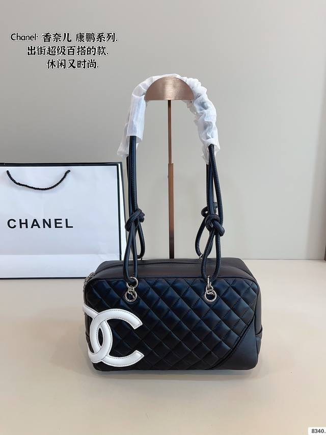 p200配礼盒. 香奈儿Chanel 康鹏单肩包. 令人一眼钟情双C Logo太吸睛了 经典又特别 康鹏皮质很耐用哦 不论单肩斜挎是真香～又酷又随意 是漫不经