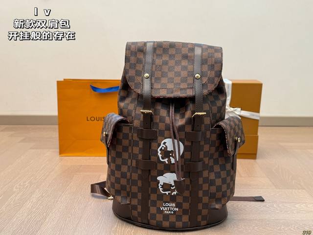 ￥200 lv新款双肩包 开挂般的存在 包身轻便 百搭 给予满满的高级感 尺寸32 44