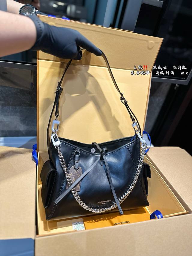 p290（折叠飞机礼盒） carryalldark 中号手袋 本款 Carrvall Dark 中号手袋以柔软羊皮革塑造时尚慵懒 廓形为 2024 春夏秀场造型