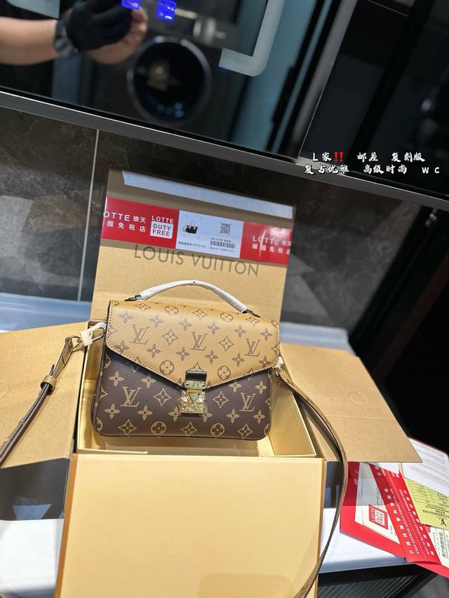 p230（折叠飞机礼盒） lv MéTis 邮差包邮差包老花手提单肩斜挎包，优雅低调的外形设计和宽敞的包身更加入了实用性，Lv闪亮的纯钢金色五金配件- 可调节肩
