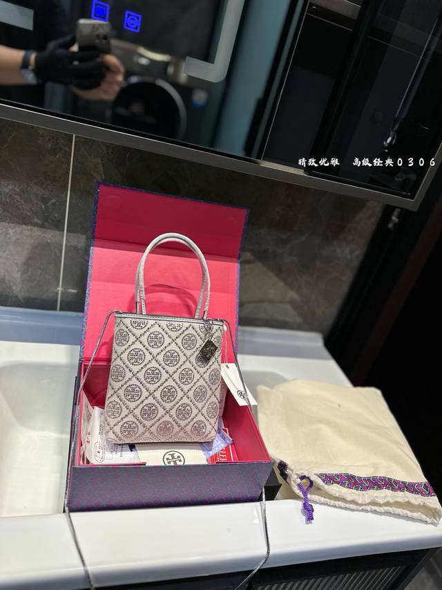 p200（折叠飞机礼盒） 托里伯奇 水钻托特包. 冬日限定款 采用印花纹与满钻面料拼接设计冬季氛围感十足 怎么搭都好看尺寸：15*3*18Cm