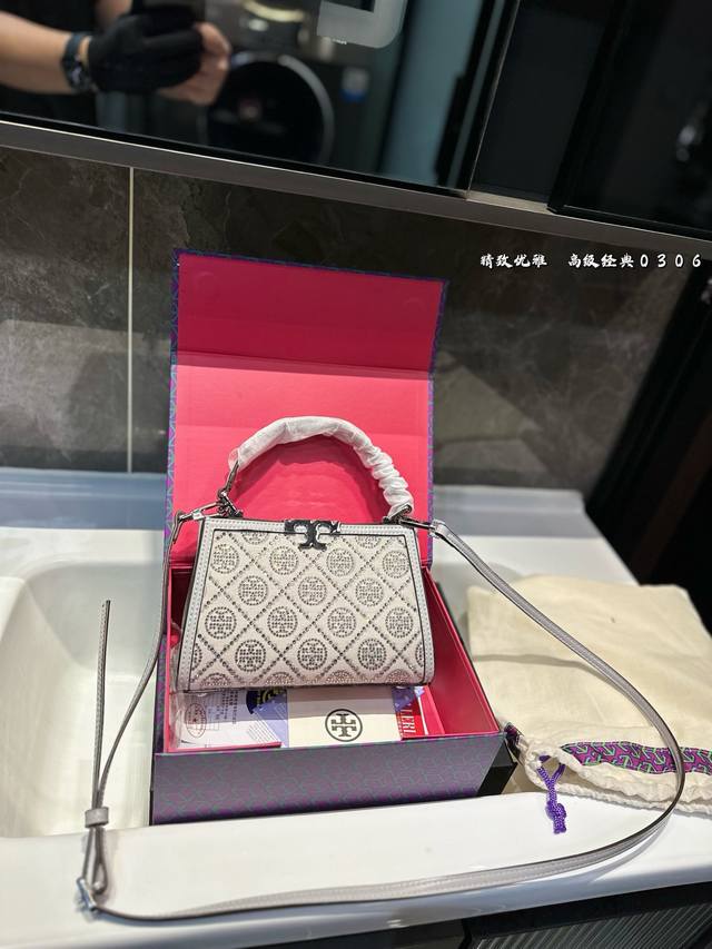 p210(折叠礼盒) tb 好看新品推荐 托里这款包超!级!火!可肩背可斜挎哦!采用最好的五金配件!经典Logo!顶级做工!面料采用进口超纤牛皮面料!堪比专柜品 p210(折叠礼盒) tb 好看新品推荐 托里这款包超!级!火!可肩背可斜挎哦!采用最好的五金配件!经典Logo!顶级做工!面料采用进口超纤牛皮面料!堪比专柜品