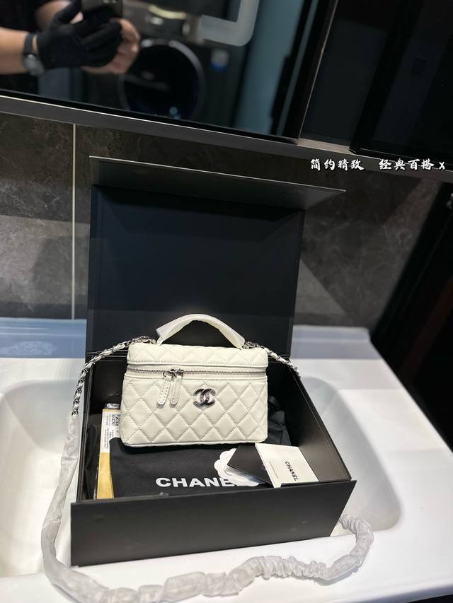 p190（折叠飞机礼盒） 香奈儿Chanel 化妆包. 质感很高级 容量超级大也很耐用日常出街背 它回头率百分百 就是这种随性慵懒 尺寸：19 12.5