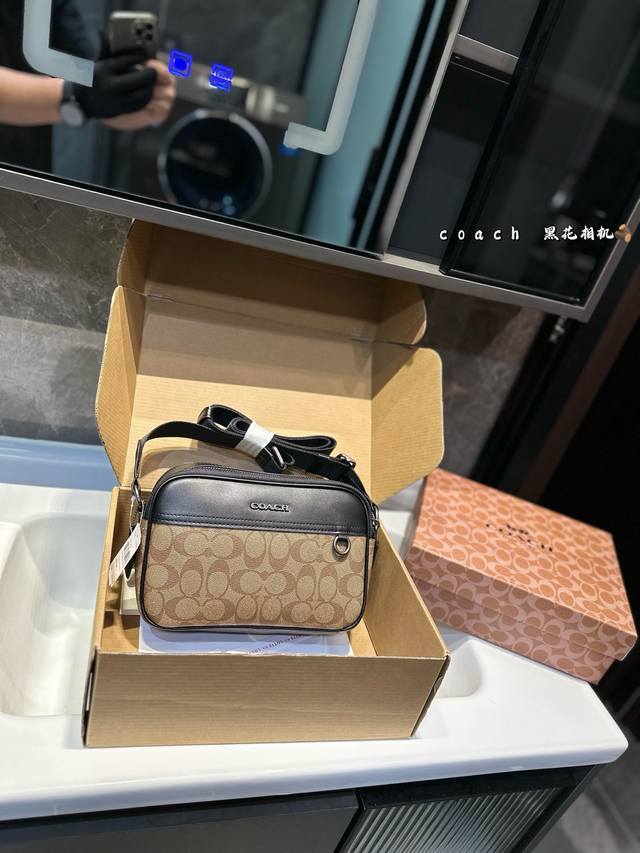 p140（礼盒包装） 蔻驰Graham 相机包 推荐这款Coach经典男士相机包，凹造型必备，容量也着实惊到我了，看起来不大，但是手机钥匙耳机充电宝墨镜圖P统统