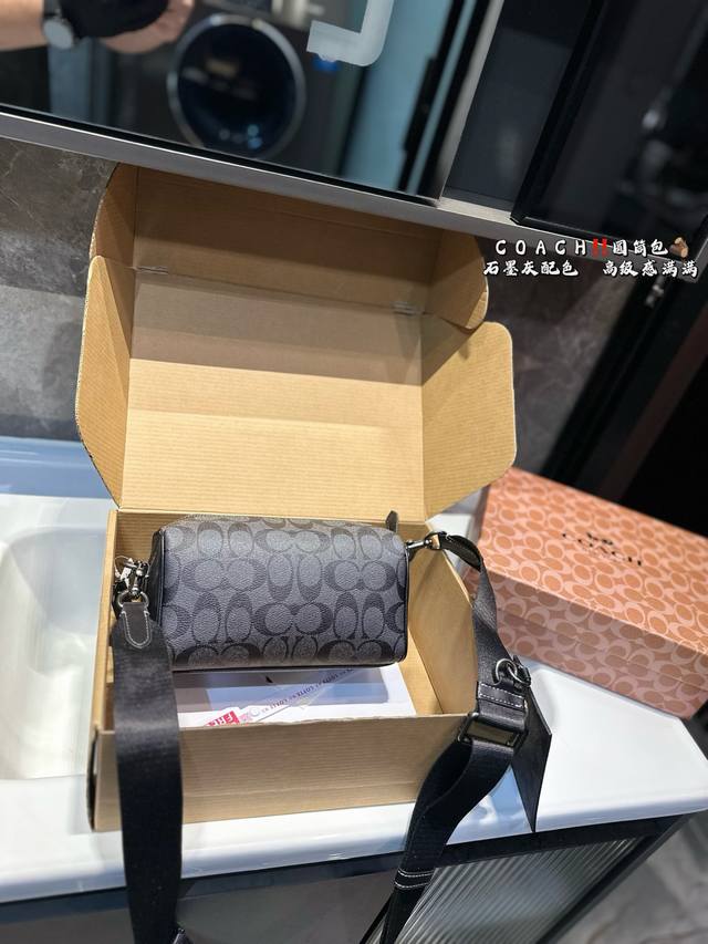 p160（礼盒包装） Coach/蔻驰斜挎包新款 巴比龙 圆筒包 拼色经典标志Barrel 内置多功能袋， 织布衬里可单肩斜挎 尺寸：21*7*12Cm