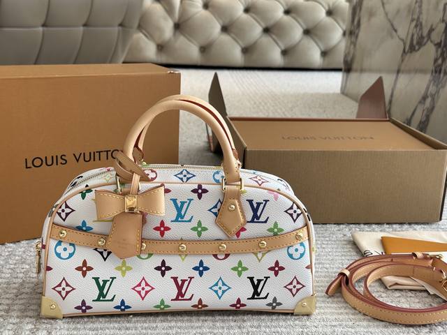 250 配盒 size:27*19Cm l家 村上隆保龄球啦这次白三彩最喜欢的包实物很貌美# 一整个复古千禧年的感觉，里面容量也很大， 手拎着好看又不老气特别可