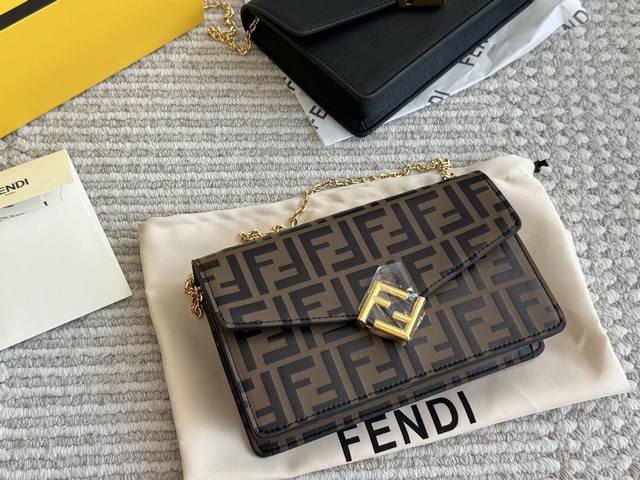 220 配盒（新品） size：21*14Cm f家 Fendi 新款Woc 它的优点——便宜，好看，耐操，体积小，容量大！ 可斜挎 肩背或者当手拿包！ 两款肩