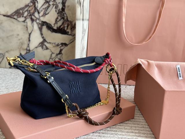 miumiu新款饭盒P200 miumiu新款 Miumiu 新款冲浪绳帆布饭盒包 颜色搭配鲜艳明亮，简单出门随手拿一个包就可以装下日常用品 #Miumiu饭盒