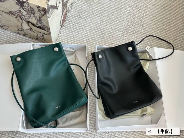 p380 loewe|新品Pebblehobo大包 loewe Pebble Hobo是-款简约的竖版包袋,包身明显粒面牛皮,更经久耐用,内部也是纯皮,有一个大 p380 loewe|新品Pebblehobo大包 loewe Pebble Hobo是-款简约的竖版包袋,包身明显粒面牛皮,更经久耐用,内部也是纯皮,有一个大