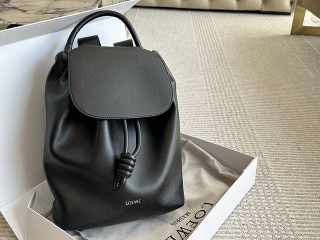 p290 罗家诗新款亮面柔软牛皮革Flamenco背包采用流线型实用日常设计，致敬原版手袋标志性的盘绕结细节。设有宽大主隔层以及外部和内部口袋，可收纳笔记本电脑