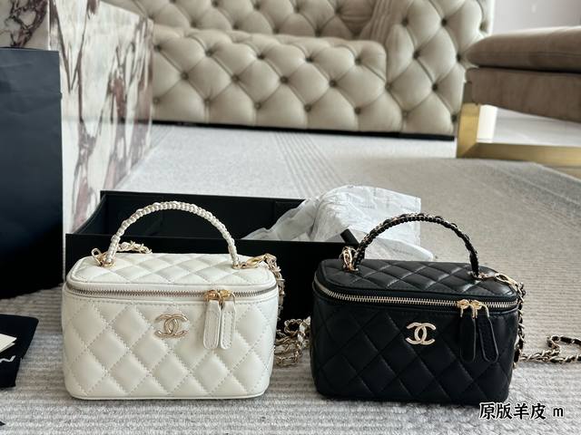 p250羊皮 香奈儿化妆盒子包 手感光滑细腻，皮质自带光泽感，经典的菱格纹与口盖设计，搭配手柄，优雅之余还伴着俏皮感，可放口红钥匙等小样物品及大屏手机。 尺寸: