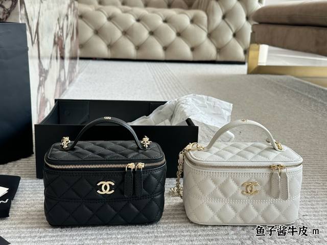 p250头层鱼子酱牛皮 香奈儿25C新款手柄盒子包 百看不腻之“手柄盒子包”实物超可爱 内里配备镜子0也叫“化妆包” 荔枝牛皮实用性高搭配浅金色五金，手柄处还有