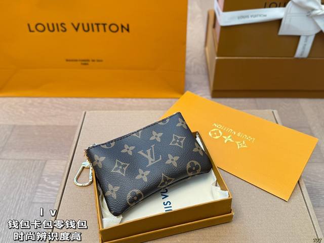 ￥70配盒 lv钱包卡包零钱包 钱包我一直喜欢的就是 Lv，因为它的辨识度高而且做工值得信任。而且设计简约，抗磨耐用，送朋友、男友 首选，尺寸13 9