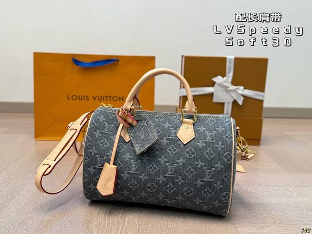 ￥190 配长肩带 Lv Speedy Soft 30 手袋以瞩目风姿成就旅途良伴。充裕构型内设拉链口袋，可妥善保管护照和其他重要物品。名牌诉说工致细节，Tor