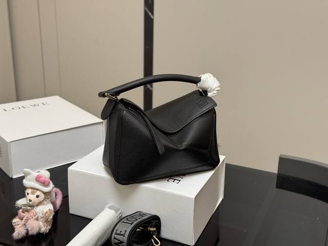 ¥300 配盒 尺寸: 24.15Cm 罗意威 几何包 最新对版的织布肩带 干干净净Puzzle Edge很高级哦! 牛皮品质! 完全Hold住! ¥300 配盒 尺寸: 24.15Cm 罗意威 几何包 最新对版的织布肩带 干干净净Puzzle Edge很高级哦! 牛皮品质! 完全Hold住!