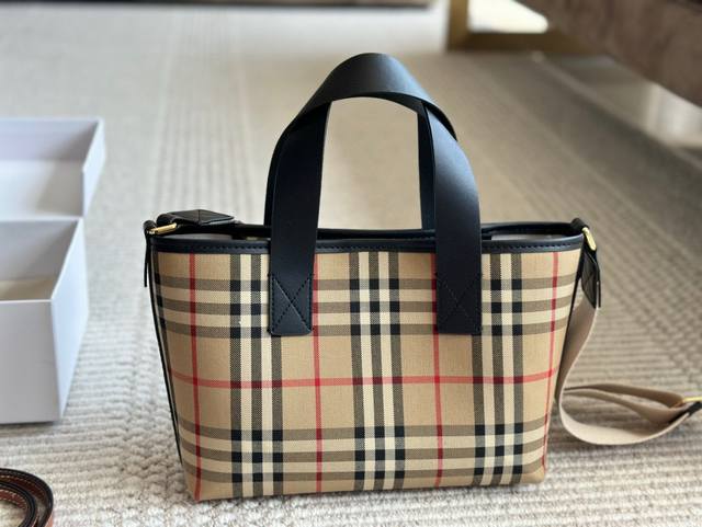 180 size 25 18Cm bur尼龙包 通勤必备 轻便又实用的托特包， 包身正面带有品牌标志型字母Logo， 极具辨识度 尼龙面料，很厚实，很有质感 实