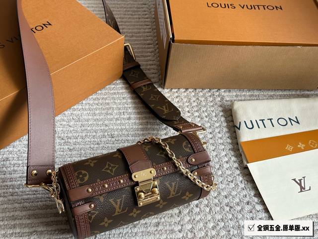 lv Papillon巴比龙 P400 为路易威登的传统格调注入当代风华，添加了复古的元素，包边围绕着一圈Lv的Logo，细节非常精致耐看，链条和肩带都是可以拆