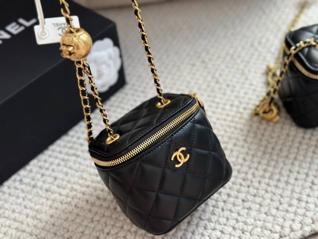 p160、P160 配盒（升级版） 尺寸：10*9Cm（迷你） 18*10Cm（大） 小香家 口红包黑色 金球 盒子包 高品质！很高级！ 美出高级感！ 放不下手