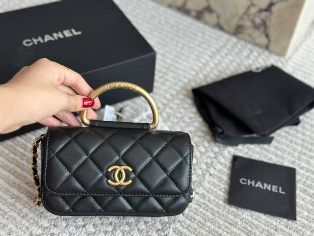 180 配盒 size 16Cm 小香家 Mini 手腕包 这个包型就是一整个爱住 五金手柄 手柄的设计像一个手镯手拎真的显得很仙很秀气！