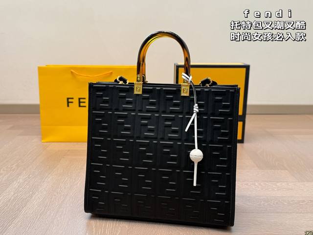 ￥210 芬迪 Fendi托特包 颜值 容量都非常的可 又潮又酷 潮酷时尚女孩必入款 适合日常 通勤 出街 尺寸 35 32