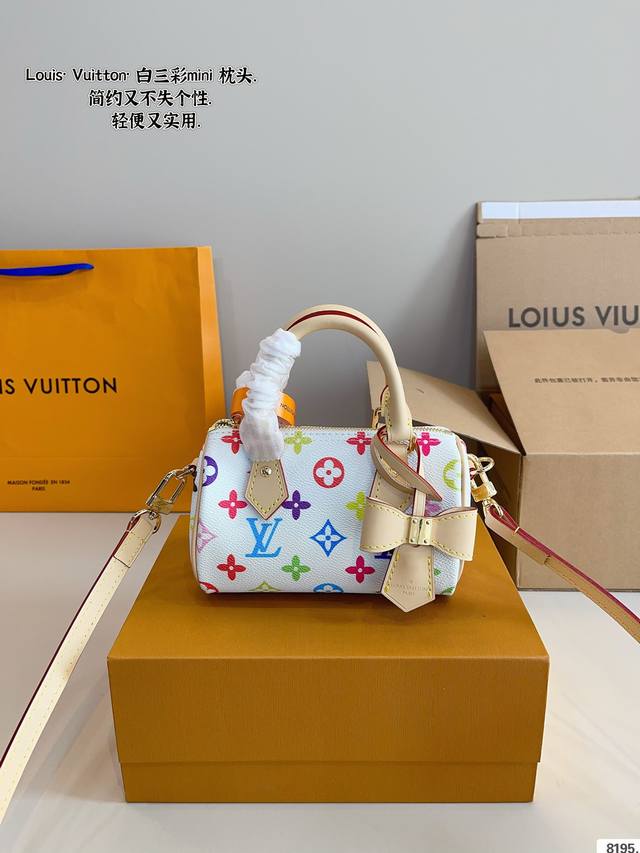 p180配礼盒. lv白三彩Nano 枕头包. 这次和村，上隆的联名确实有-股闪回千禧年代的古早魅力现实和过去时髦新旧交替的无缝穿插着 巧妙回溯1930年代的装