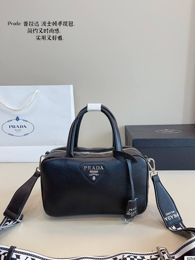 p160配礼盒. 普拉达 Prada 手提包. 大容量 日常通勤必备 时尚达人必备单品之一 实物绝对惊艳到你尺寸：25*8*15Cm