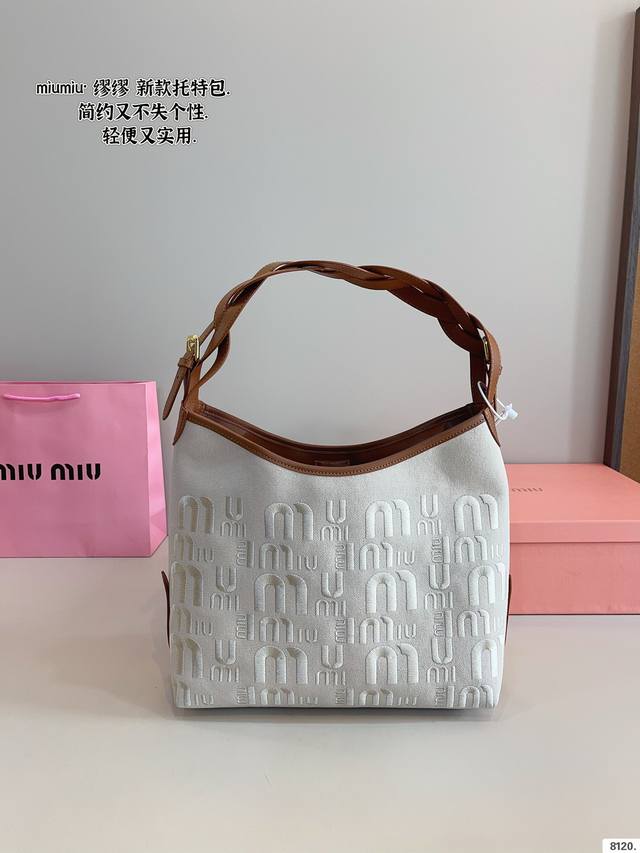 p190配礼盒. 缪缪Miumiu 刺绣帆布托特. 今年秋冬最火得Miumiu 女孩.. 甜度刚刚好 很难不爱的 散发着复古的气息 背上它不仅是公主也是女王 小