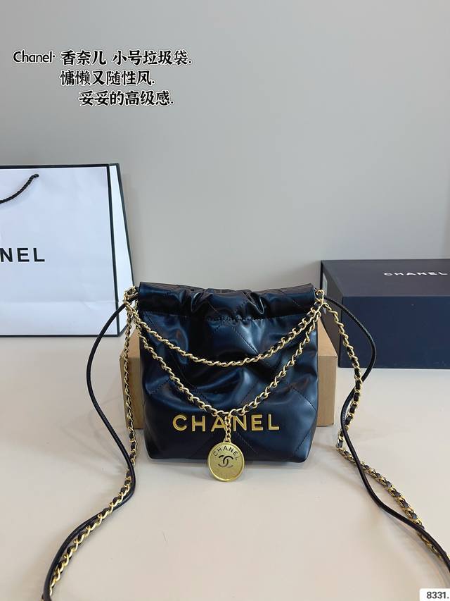 p220配礼盒. Chanel香奈儿 早春系列 新款 链条垃圾袋购物袋 金币Bag 手感超级好 原版五金 超级大牌 以华丽高贵的外形成为当下最炙手可热之作人手