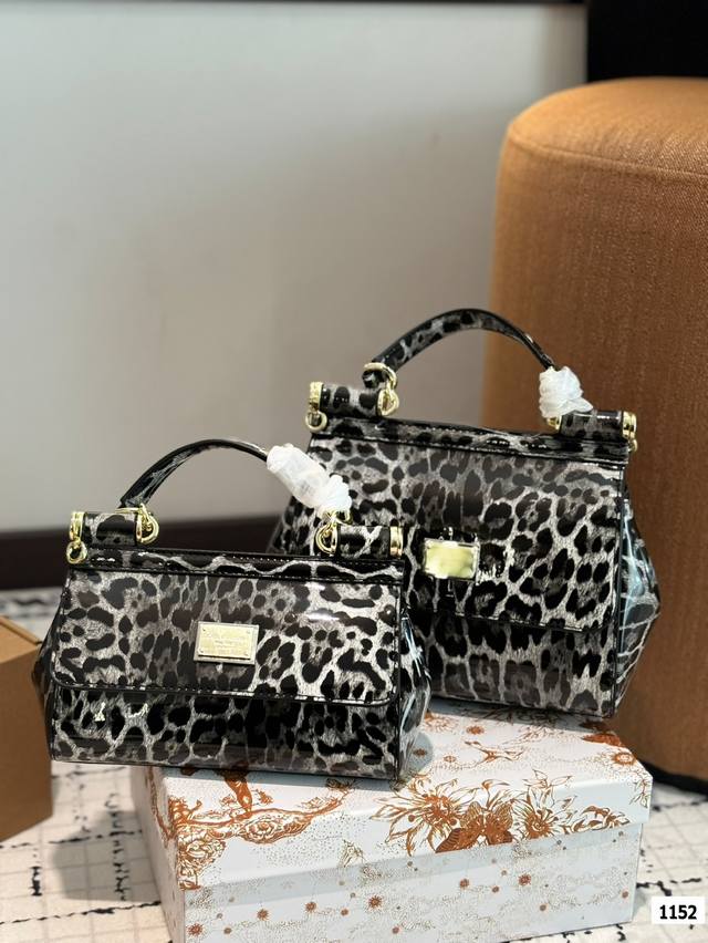 大号P160 小号P160 配盒子 Dg 杜嘉班纳 新款 手提 单肩 斜挎款 官网最新包 喜欢的不得了 特别有腔调 颜值无敌高 复古 优雅 奢华 大气 ……想到