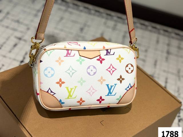 p160 Lv相机包 lv尤物人间白三彩真漂亮啊白三彩系列每一只都值得收藏，又可以搭配俏皮可爱下次想试试洒脱一点穿搭彩色老花 五彩缤纷的少女心满出来这只包适配乐
