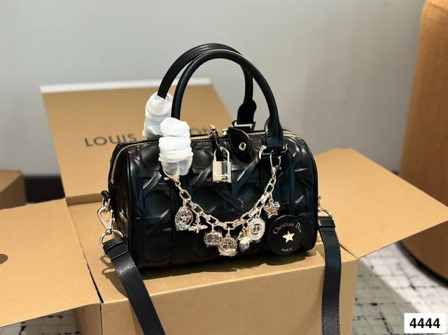 p260 配挂件 牛仔蓝保龄球 diorgroove手袋20 枕头包大家都知道 唯一的缺点就是能装抗造Hhh~ 最近最火热度最高的一定是Diorgroove 当