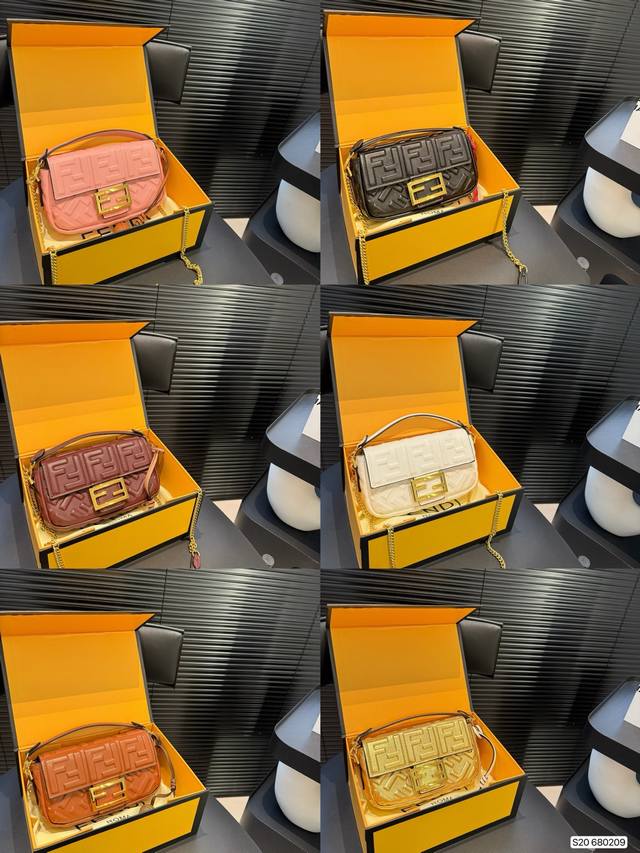 p180 配折叠盒子 芬迪法棍 背在腋下的Fendi法棍包复古气息满满，小巧精致不会有邋遢感，各种材质任你挑选，好看时髦同时又拥有着实用的超大内容量，绝对是冬天