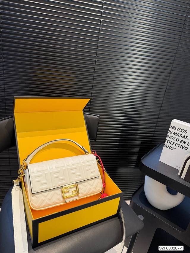 p190 折叠盒 fendi Baguette芬迪法棍包第一眼就觉得砸中了我。加上中号有一根较长的肩带,非常实用。装两个手机,钱包,钥匙,墨镜,口红,粉饼都毫无 p190 折叠盒 fendi Baguette芬迪法棍包第一眼就觉得砸中了我。加上中号有一根较长的肩带,非常实用。装两个手机,钱包,钥匙,墨镜,口红,粉饼都毫无