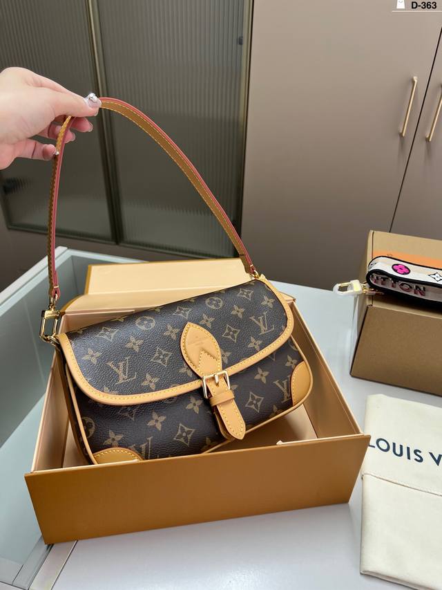 p220（芯片版本） lvdiane老花法棍包走秀款 单肩斜挎腋下包搭配刺绣肩带 配2个肩带 都可以拆卸 d-363尺寸24×15折叠盒飞机盒
