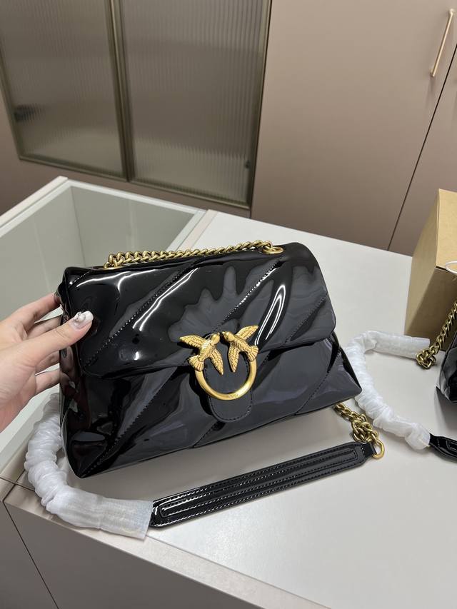 大P170 pinko 限量燕子包可甜可盐 是有品味和个性的妹子的最佳选择盛 就会与众不同 随时成为焦点 尺寸21×14/28×16飞机盒