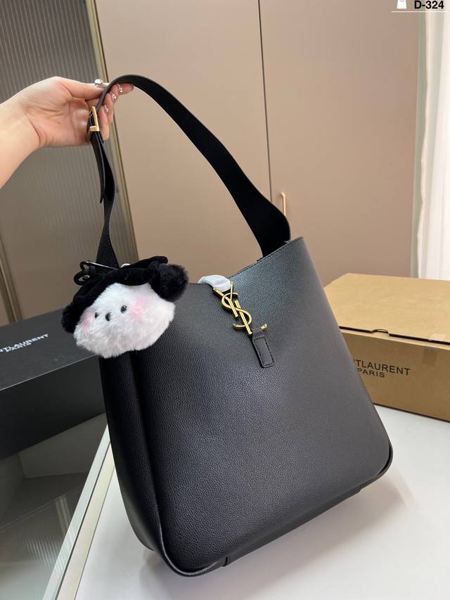 p220（配挂件） ysl圣罗兰水桶包 满足你各种场合的造型搭配 斜挎起来更轻松随意！ d-324尺寸30×29折叠盒飞机盒