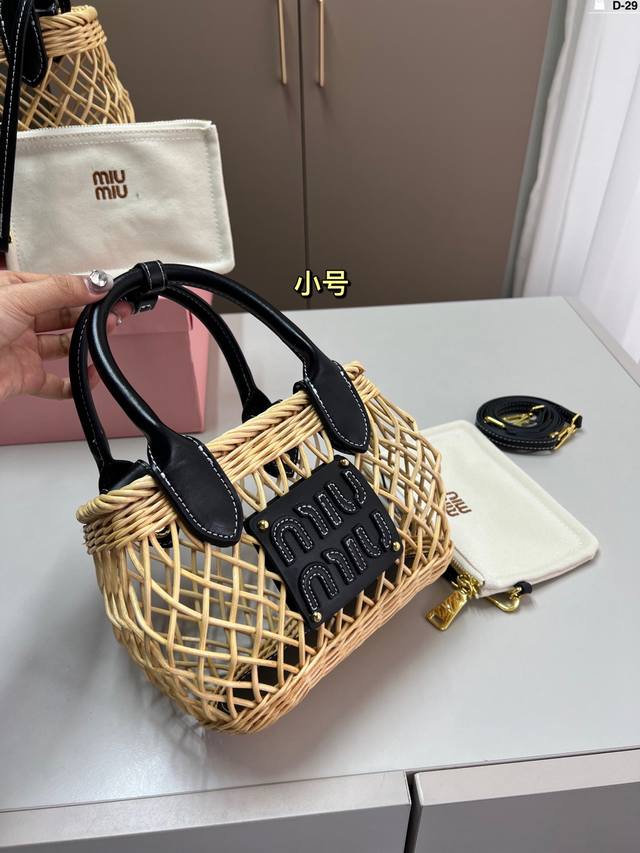 小P240 miumiu 25Ss 竹编菜篮子 藤编小篮子 镂空编织包 d-29尺寸20×15/25×18配盒