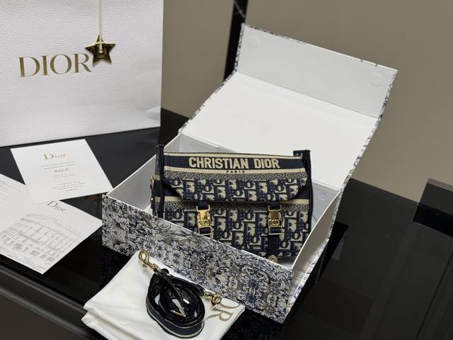 ￥290 配折叠盒（高订版） size：23*16Cm 迪奥 Camp小号邮差 真的太好看了！ 自重很轻！超级好看！ 男女均！ 搜索Dior（迪奥）邮差包