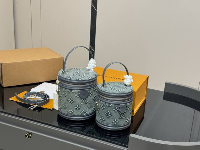 ￥260 ￥250 折叠盒 size：17.15Cm 15.13Cm lvcannes 水桶包 发财桶！发财桶！ 越用越香！！！ 百搭实用 牛仔配真皮 原版帆布